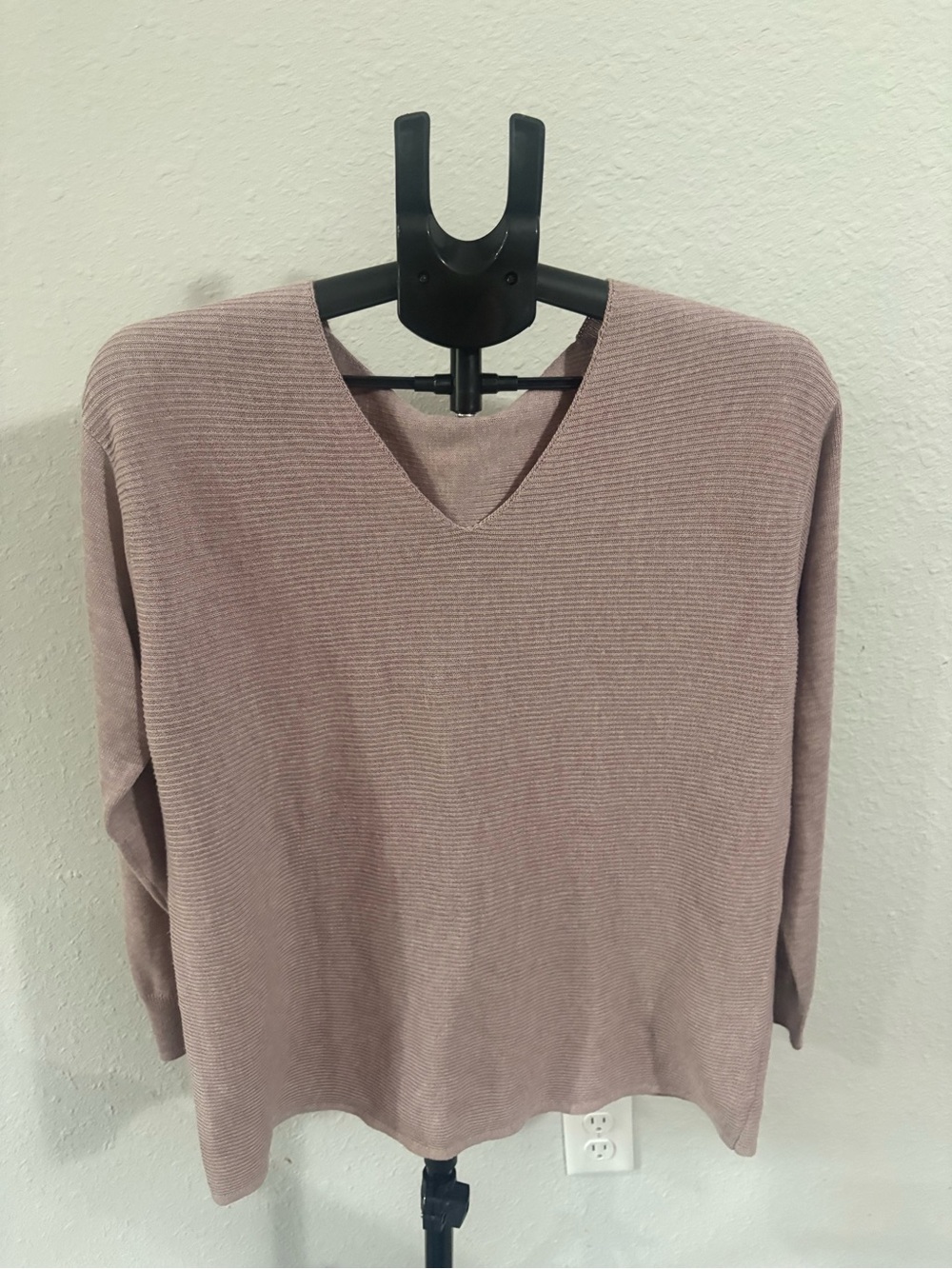 Ella Moss Ribbed V-Neck Sweater in Dusty Mauve